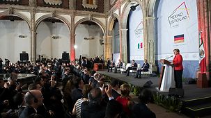 La chancelière Angela Merkel s'exprime lors d'un forum économique sur le thème « L'Allemagne et le Mexique, partenaires sur la voie de l'industrie 4.0 et de la formation en alternance 4.0 »