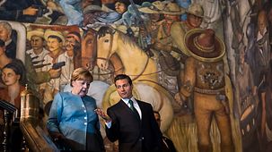 La chancelière Angela Merkel et le président mexicain Enrique Nieto s'entretiennent en descendant un escalier de la résidence officielle