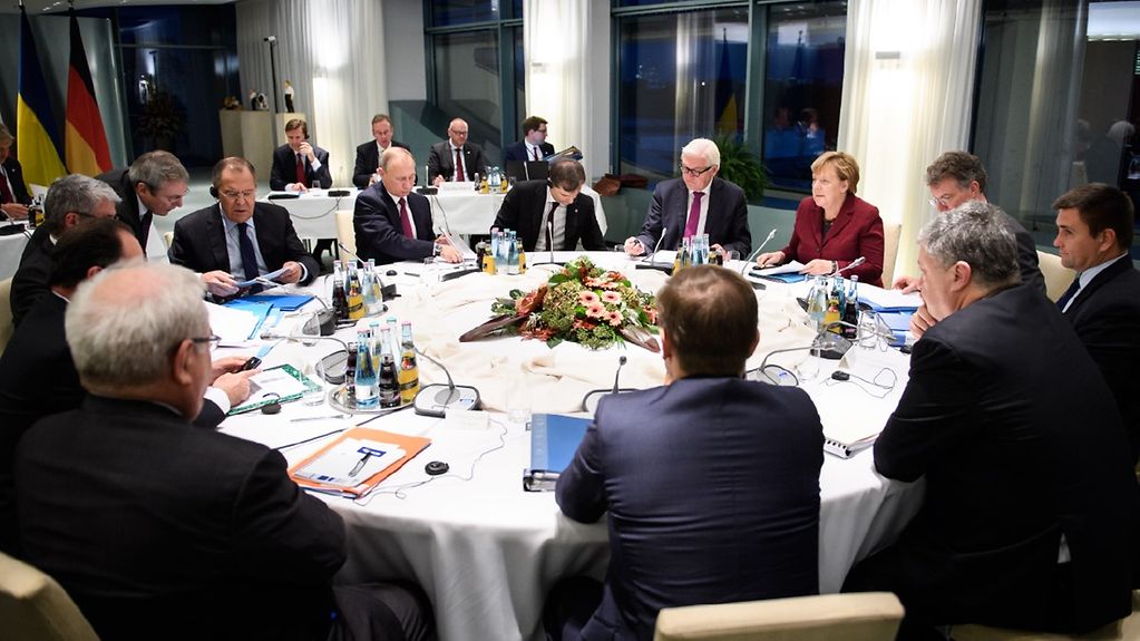 Bundeskanzlerin Angela Merkel im Gespräch mit Russlands Präsident Wladimir Putin, Frankreichs Präsident François Hollande und dem ukrainischen Präsidenten Petro Poroschenko.