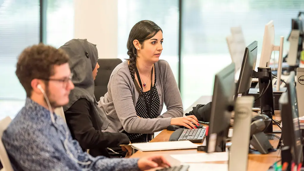 Zwei Frauen am Computer