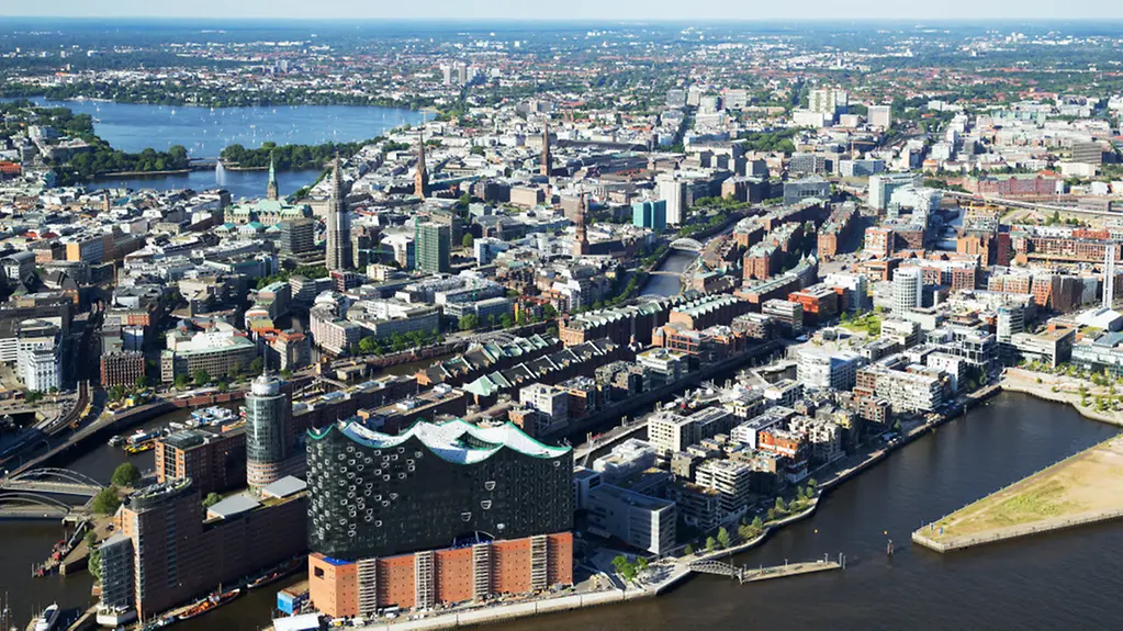 Luftaufnahme der Elbphilharmonie und Hamburg-Altstadt
