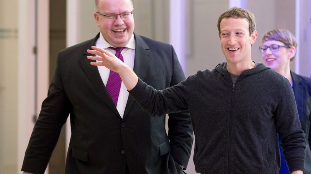 Kanzleramtsminister Peter Altmaier (l) und der Facebook-Chef Mark Zuckerberg (M.) unterhalten sich in Berlin wärend der Facebook Innovation Hub. Zuckerberg hatte unter anderem Studien zur künstlichen Intelligenz vorgestellt.