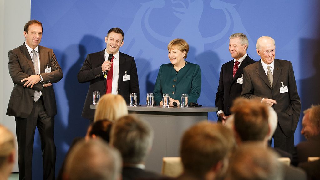 Kanzlerin Merkel beim der Diskussionsrunde zu "Sprungbrett Zukunft"
