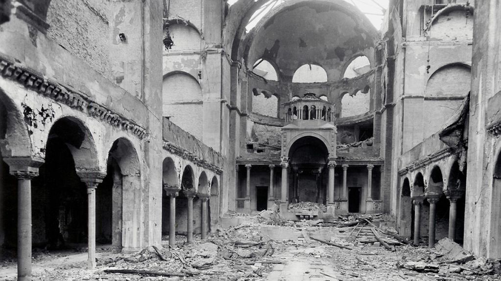 Aufnahmen der brennenden und zerstörten Synagoge in der Fasanenstraße. Die Bilder des ausgebrannten Synagogeninneren wurden im April 1941 sowie 1945 aufgenommen.