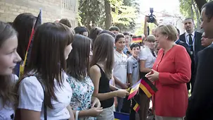Merkel im Gespräch mit den Jugendlichen.