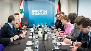 Bundeskanzlerin Angela Merkel spricht im Rahmen der Konferenz "Supporting Syria and the Region" in London mit dem libanesischen Ministerpräsidenten Tammam Salam.