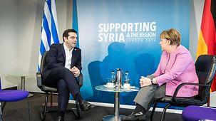 Bundeskanzlerin Angela Merkel spricht mit dem griechischen Ministerpräsidenten Alexis Tsipras.