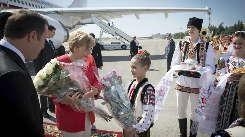 Bundeskanzlerin Merkel wird am Flughafen begrüßt