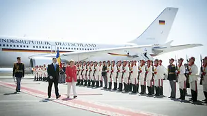 Merkel und Filat schreiten die Ehrenformation der Armee ab.