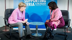 Bundeskanzlerin Angela Merkel spricht mit Ertharin Cousin, Direktorin des Welternährungsprogramms.