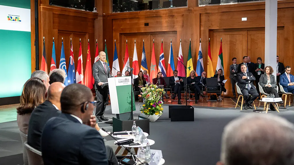 The photo shows Federal Chancellor Olaf Scholz giving his speech at the Petersberg Climate Dialogue.