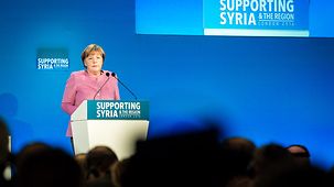 Bundeskanzlerin Angela Merkel spricht auf der Konferenz "Supporting Syria and the Region" in London.