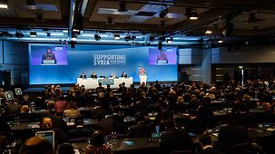 Bundeskanzlerin Angela Merkel spricht auf der Konferenz "Supporting Syria and the Region" in London.