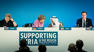 Bundeskanzlerin Angela Merkel sitzt neben Norwegens Ministerpräsidentin Solberg, dem Emir von Kuwait, Sabah al-Ahmad al-Dschabir as-Sabah, und Großbritanniens Premierminister David Cameron.