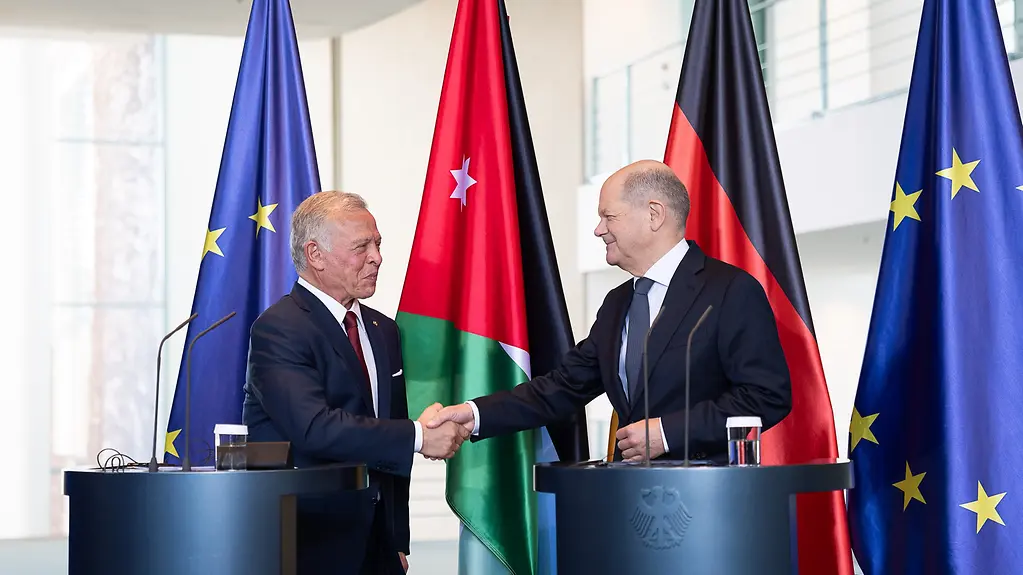 Bundeskanzler Olaf Scholz und der jordanische König Abdullah II. bei einer Pressekonferenz.