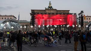 Menschen vor dem Brandenburger Tor.
