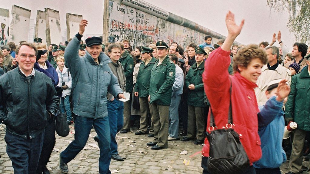 Am 9. November 1989 öffnet die DDR ihre Grenze nach Westberlin und zur Bundesrepublik; nach 28 Jahren fällt die Mauer. Im Bild: DDR-Bürger stürmen über den neuen Grenzübergang Potsdamer Platz nach West-Berlin.
