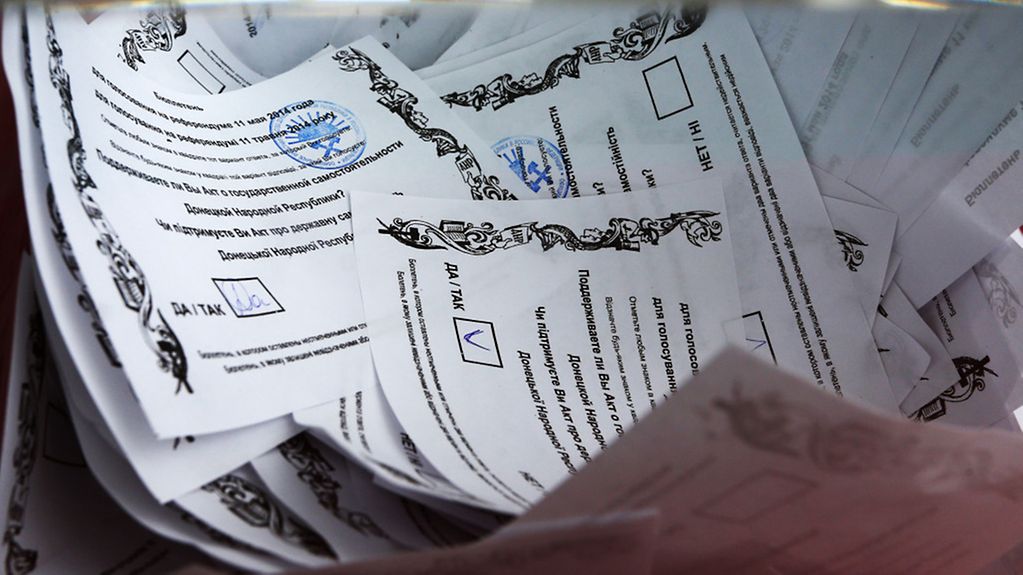 Wahlzettel in einer Wahlurne bei der Abstimmung in Donezk, Ukraine, am 11. Mai 2014.