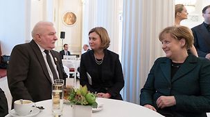 Bundeskanzlerin Angela Merkel unterhält sich mit Lech Walesa.