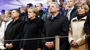 Bundeskanzlerin Angela Merkel, Joachim Sauer, Bundespräsident Joachim Gauck und dessen Lebensgefährtin Daniela Schadt bei der Schweigeminute zu Beginn der Feierlichkeiten.