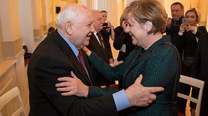 Bundeskanzlerin Angela Merkel begrüßt den ehemaligen sowjetischen Staatschef Michail Gorbatschow.