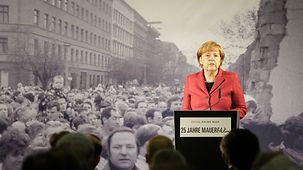 Bundeskanzlerin Angela Merkel spricht bei Eröffnung der neuen Dauerausstellung der Gedenkstätte.