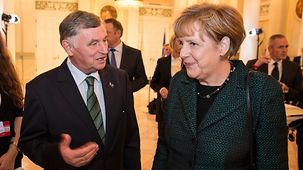 Bundeskanzlerin Angela Merkel unterhält sich mit dem ehemaligen ungarischen Ministerpräsidenten Miklós Németh.