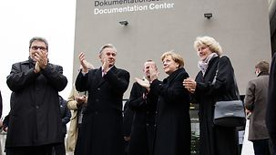 Bundeskanzlerin Angela Merkel, Klaus Wowereit, Kulturstaatsministerin Monika Grütters und Gäste vor dem Dokumentationszentrum