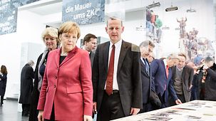 Bundeskanzlerin Angela Merkel geht durch die neue Dauerausstellung in der Gedenkstätte Bernauer Straße.