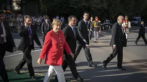 Bundeskanzlerin Merkel auf dem Weg zum Treffen.