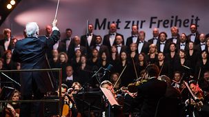 Daniel Barenboim dirigiert die Deutsche Staatskapelle.