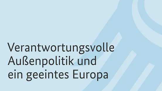 Grafik mit stilisierte Bundesadlerschwinge mit der Aufschrift "Verantwortungsvolle Außenpolitik und geeintes Europa"