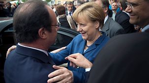 Bundeskanzlerin Angela Merkel und der französische Präsident François Hollande verabschieden sich.