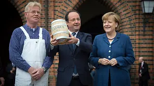 François Hollande, avec la chancelière, a reçu du poissonnier Henry Rasmus un tonneau de harengs.