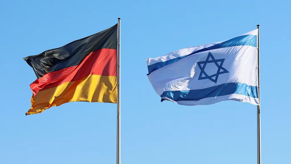 Flaggen Deutschlands und Israels.