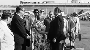 Bundeskanzler Willy Brandt wird am Flughafen in Israel von Ministerpräsidentin Golda Meir verabschiedet.