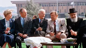 Bundespräsident Richard von Weizsäcker und seine Ehefrau Marianne treffen 1985 im Rosengarten der Knesset den israelischen Präsidenten Chaim Herzog und dem Jerusalemer Bürgermeister Teddy Kollek.