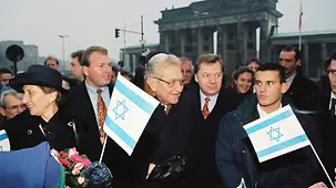 Der israelische Präsident Ezer Weizmann (M.) mit seiner Ehefrau Reuma Weizmann (l.) und dem Regierenden Bürgermeister Eberhard Diepgen (2.v.r.) am Brandenburger Tor in Berlin.