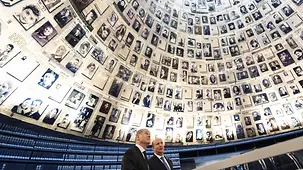 Bundeskanzler Olaf Scholz und der israelische Ministerpräsident Naftali Bennet in der "Halle der Namen" in der Holocaust-Gedenkstätte Yad Vashem.