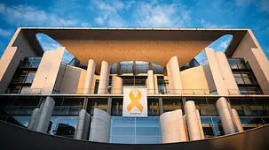 Eine gelbe Schleife hängt als Solidaritätsbekundung mit Israel im Ehrenhof des Bundeskanzleramts.