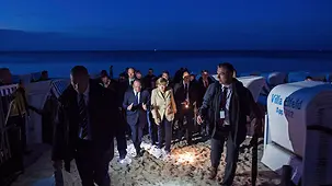 La chancelière fédérale et le président de la République font un tour sur la plage le soir après le dîner.