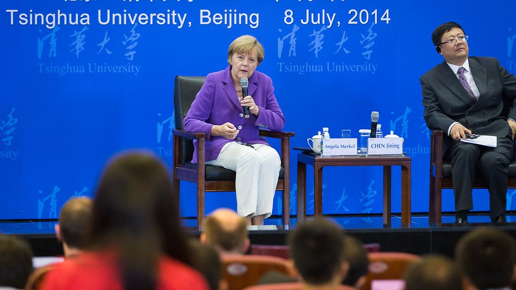 Bundeskanzlerin Angela Merkel spricht während einer Diskussion neben dem Präsidenten der Tsinghua-Universität, Chen Jining.