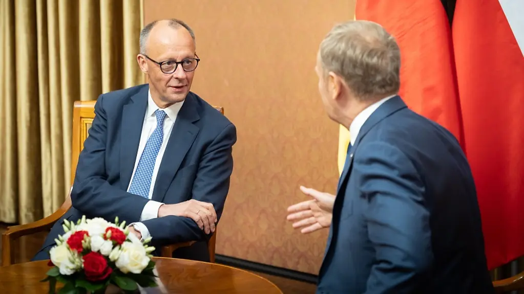 Friedrich Merz en discussion avec Donald Tusk