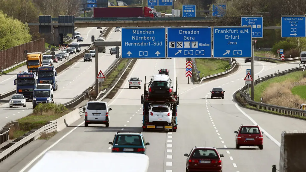 Autos und LKWs fahren über das Hermsdorfer Kreuz