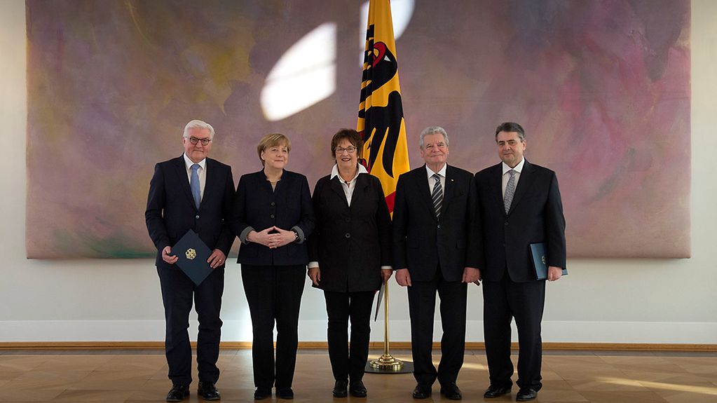 Bundeskanzlerin Angela Merkel, Bundespräsident Joachim Gauck mit den neuen Wirtschaftsministerin Brigitte Zypries, dem neuen Außenminister Sigmar Gabriel und dem ehemaligen Außenminister Frank-Walter Steinmeier.