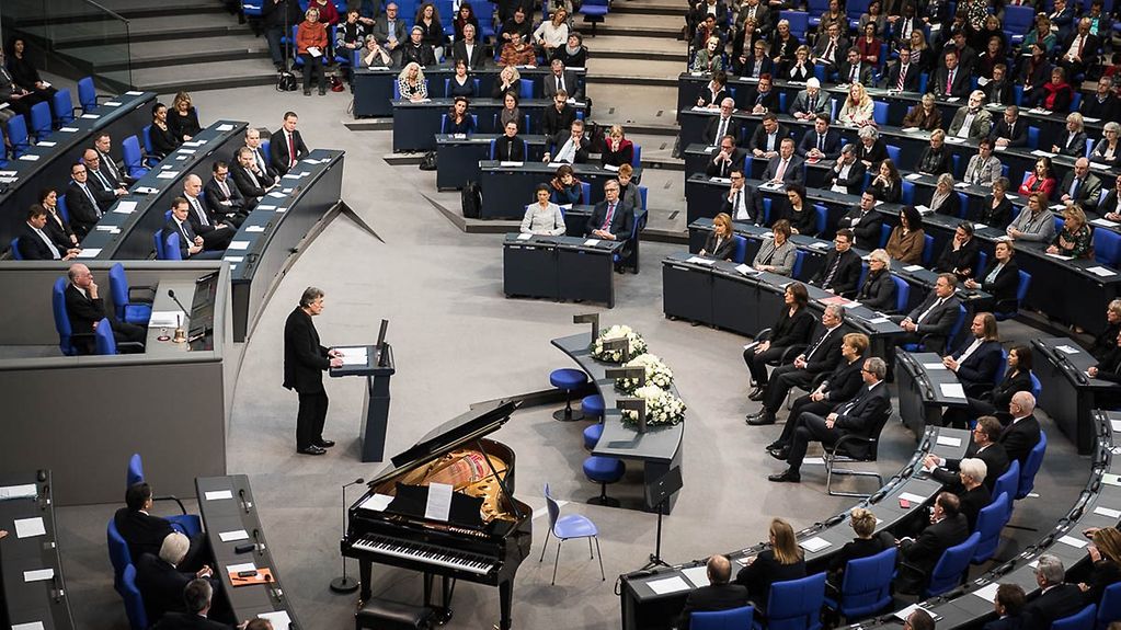 Hartmut Traub spricht im Bundestag bei der Gedenkstunde für die Opfer des Nationalsozialismus.