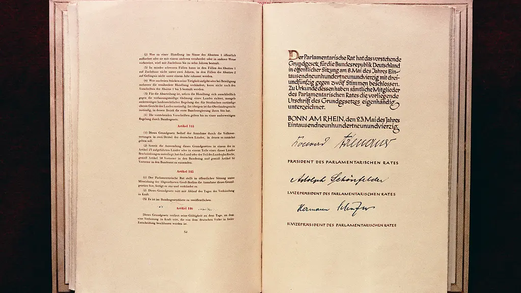 Grundgesetz der BRD von 1949, Original Ausgabe im Deutschen Bundestag