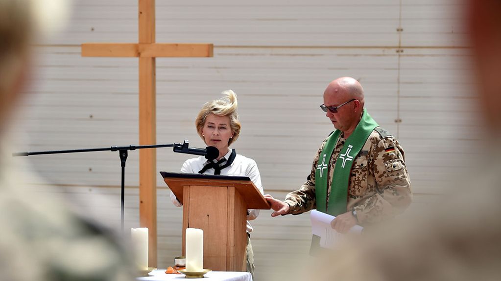 Federal Defence Minister Ursula von der Leyen and military chaplain Andreas Bronder speak at the memorial service held in Camp Castor in the Malian town of Gao.