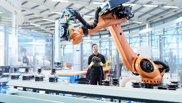 Fabrikroboter bei der Arbeit
