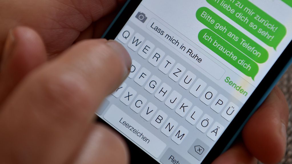 Eine Frau antwortet auf die SMS eines Stalkers.